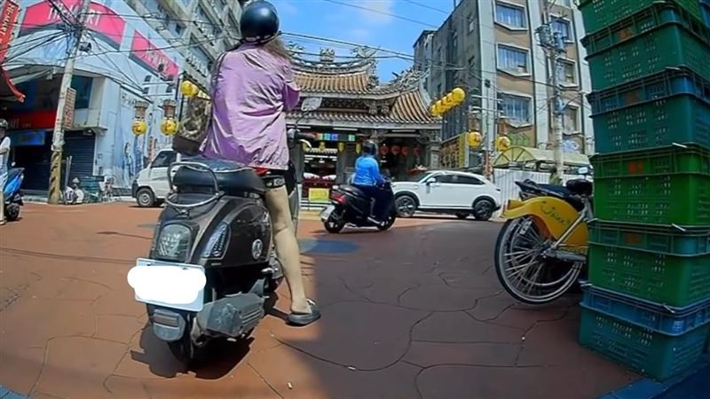 阿嬤經過新莊慈祐宮，緊急停車於路中央參拜。（圖／翻攝爆料公社）