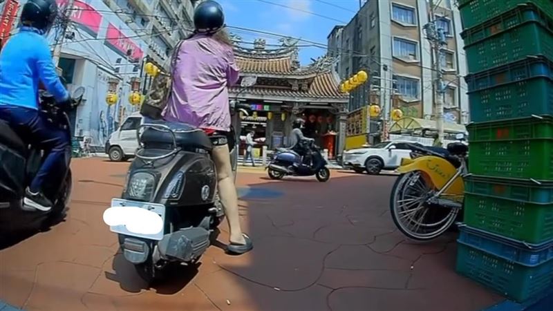 阿嬤經過新莊慈祐宮，緊急停車於路中央參拜。（圖／翻攝爆料公社）