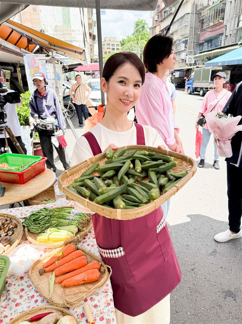 陳小菁市場賣菜得心應手。（圖／三立提供）