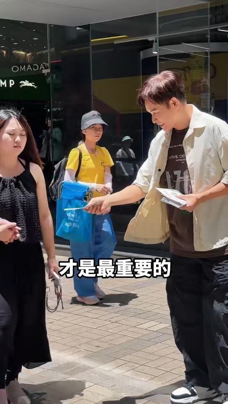 香港視帝郭晉安在路上發傳單卻無人認出。（圖／翻攝自小紅書）