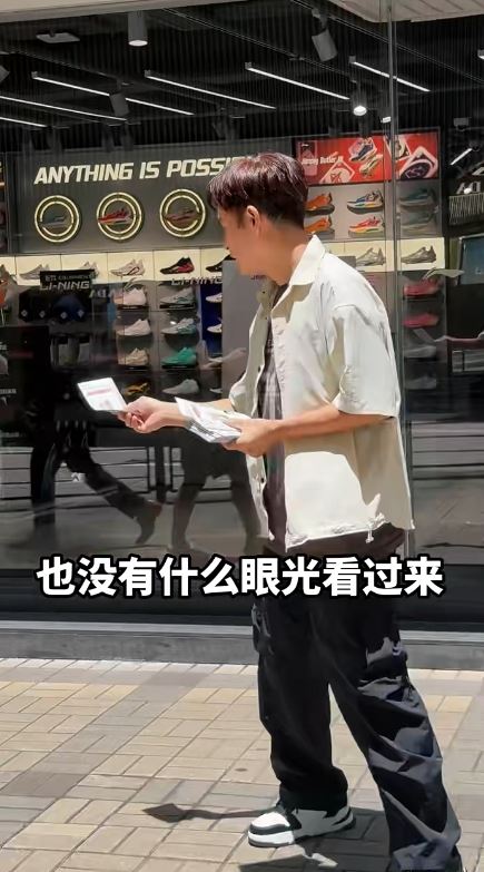 郭晉安為了公司親自上街發傳單。（圖／翻攝自小紅書）