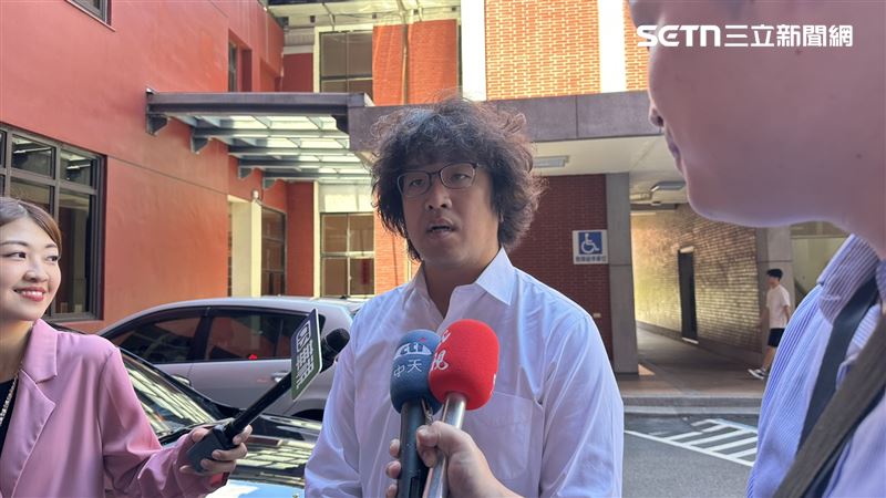 沈伯洋中午出席修憲委員會前被媒體堵訪。（圖／記者詹宜庭攝影）