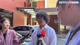 沈伯洋中午出席修憲委員會前被媒體堵訪。（圖／記者詹宜庭攝影）