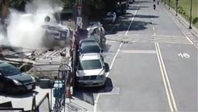 墜落的吊臂毀掉2輛車及1座水塔。（圖／翻攝畫面）