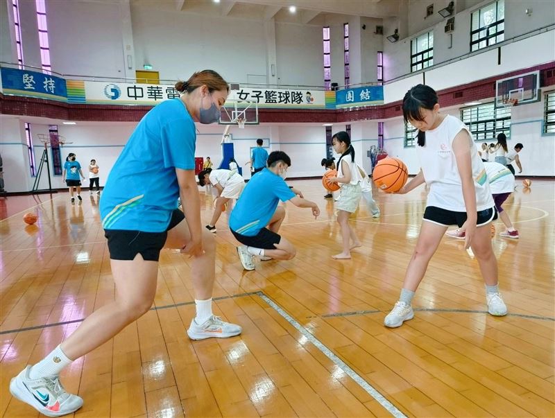 電信女籃親自示範運球，學員全神貫注。（圖／中華電信提供）