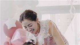 劉伊心（右）與老么愛女辦抓周（圖／本人提供）