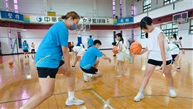 電信女籃親自示範運球，學員全神貫注。（圖／中華電信提供）
