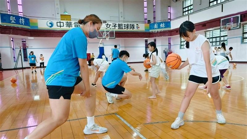 電信女籃夏令營　球員陪偏鄉孩子灌籃夢想