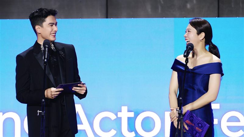 曾敬驊和IU媽頒獎　信上沒寫得獎者真相曝