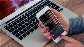 台股上週大幅回檔，指數重挫570點、市值一週蒸發1.82兆元，市場信心動搖，投資人轉趨觀望，顯示盤勢仍處震盪格局中。生技醫療族群本週逆勢上攻7.88%，為唯一強勢類股，在市場全面承壓情況下吸引避險資金進駐，成為資金輪動下的防禦焦點。（示意圖／PIXABAY）