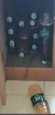 房客遺留大量尿瓶，房東夫妻清出數百瓶裝滿尿液的寶特瓶，整整花了4、5個小時才完成清潔。（圖／翻攝自微博）