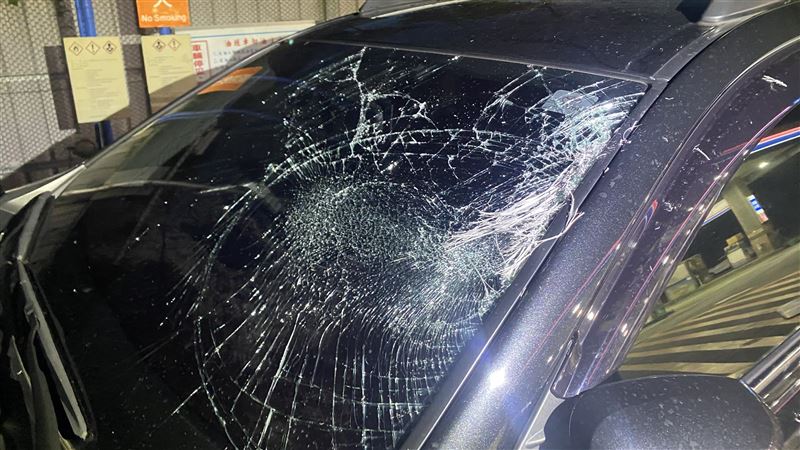 宜蘭蘇澳某加油站附設的自動洗車場，發生撞破擋風玻璃事故。（圖／翻攝畫面）