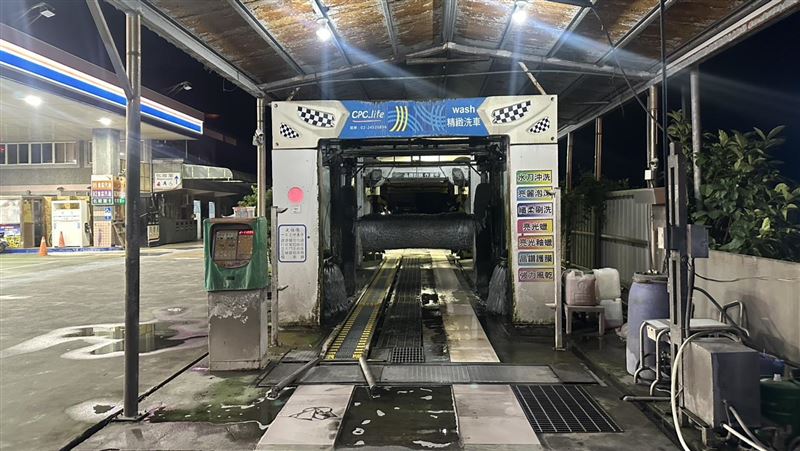 宜蘭蘇澳某加油站附設的自動洗車場，發生撞破擋風玻璃事故。（圖／翻攝畫面）