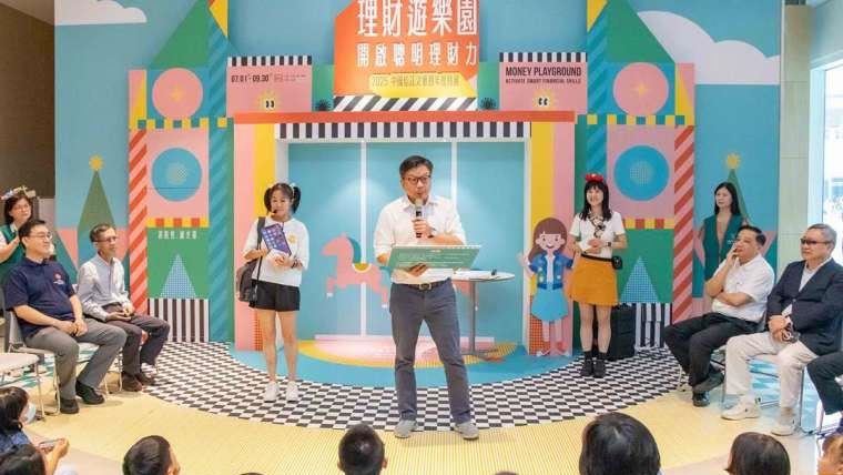 中國信託舉辦理財小劇場,孩子們專注聆聽戲劇演出,從日常生活中學習基本的金錢管理觀念,透過親子共學形式,鼓勵家庭建立開放、正向的金錢溝通環境。(圖/中信金提供)