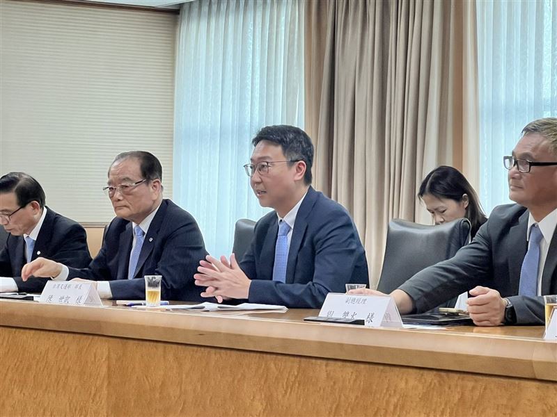 交通部長陳世凱率台鐵公司董事長鄭光遠及多位高階主管赴日拜訪九州旅客鐵道株式會社（JR九州公司）。（圖／交通部提供）
