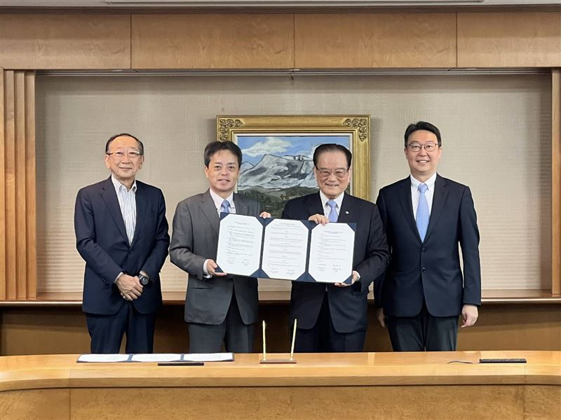 鄭光遠與JR九州公司社長古宮洋二簽署合作關係備忘錄（MOU），未來台鐵與JR九州公司將優先就先進科技導入安全改革與服務優化、資產多元開發及鐵道觀光經營策略等議題能持續深化交流。（圖／交通部提供）