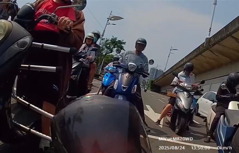 回過神知道闖禍了，乾脆原地坐下等警察。（圖／翻攝自爆料公社）
