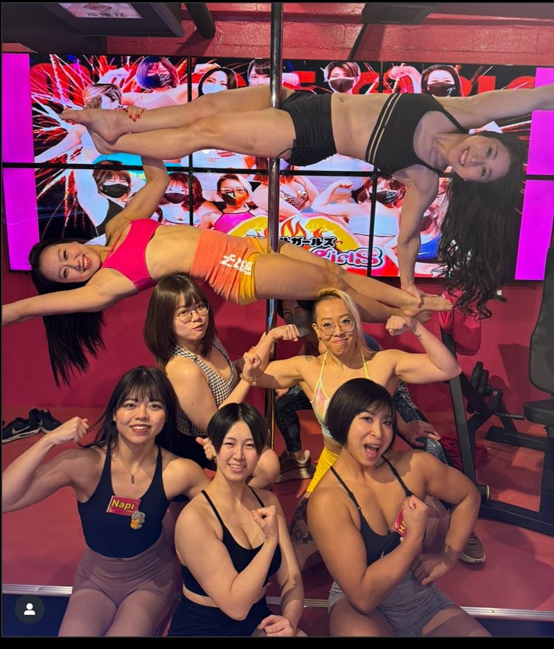 在東京池袋，一群肌肉女孩開了家超狂酒吧：痛踢屁股、輪番呼巴掌、公主抱、鋼管舞樣樣來！托哥夫妻實測體驗，笑中帶痛，網友直呼「這才是真男人的浪漫」。圖片描述。（圖／翻攝自Muscle Girls）