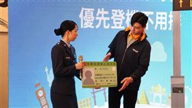 軍人優先登機（圖／民航局提供）