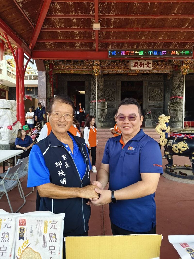 在篤加里邱秩明里長（左）的大力協助下，中信房屋的店東長及夥伴們齊心協力，一早就將一箱箱物資送抵篤加里。（圖／中信房屋提供）