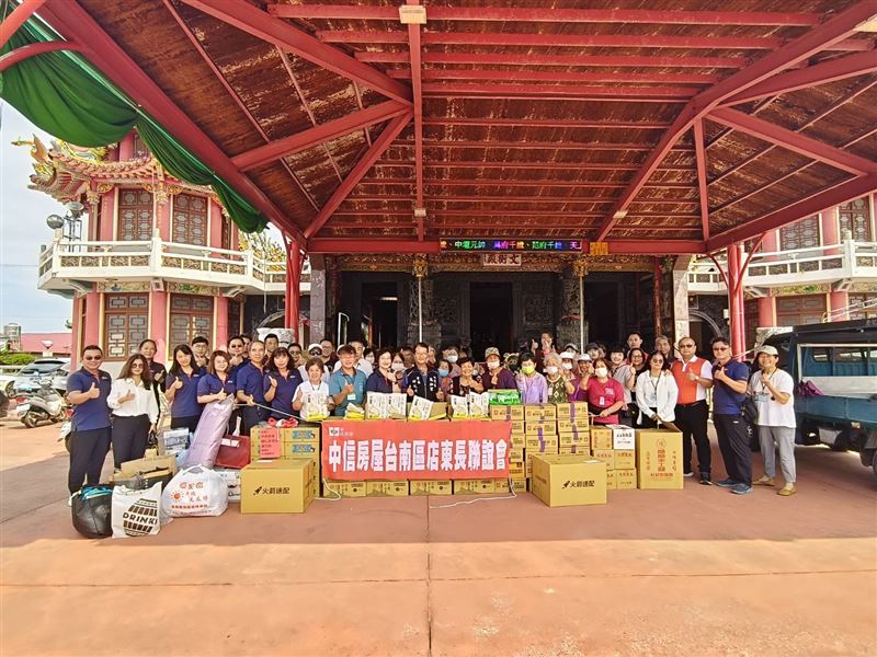 中信房屋台南地區的店東、店長們發起愛心賑災行動，號召全體同仁捐獻善款與急需物資。（圖／中信房屋提供）