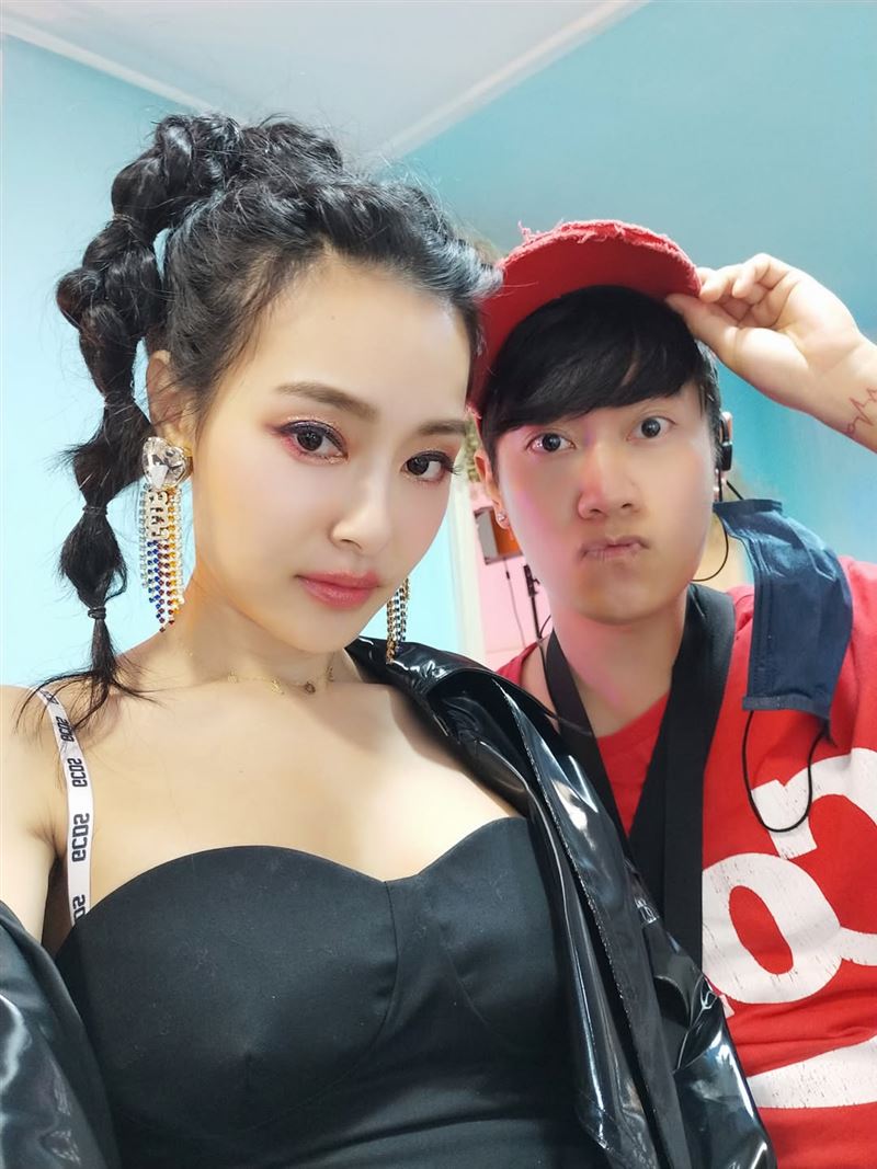 王思佳曾與彩妝師好友吳阿志合作多年（圖／翻攝自IG @pinksophia0818）