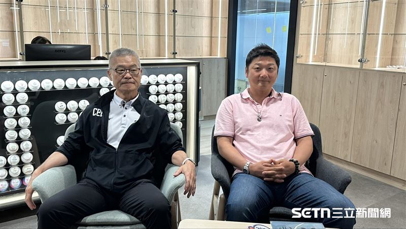 中職秘書長楊清瓏、台灣隊總教練曾豪駒共同公布經典賽台灣隊教練團名單。（圖／記者蔡厚瑄攝影）