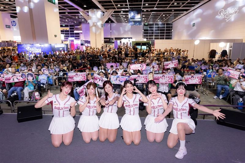 樂天女孩和香港粉絲合照。（圖／樂天桃猿提供）