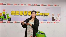 楊小姐15歲進入餐飲業打工，靠著熱情與拚勁，一路從外場熬成高收入熟手，她從速食店、餐酒館做到月子中心，靠主動學習與輪班津貼，月收曾飆上8萬元，靠努力工作、節省開支，她曾一個月存下6萬元，如今立下開咖啡廳的夢想。（圖／1111人力銀行提供） 