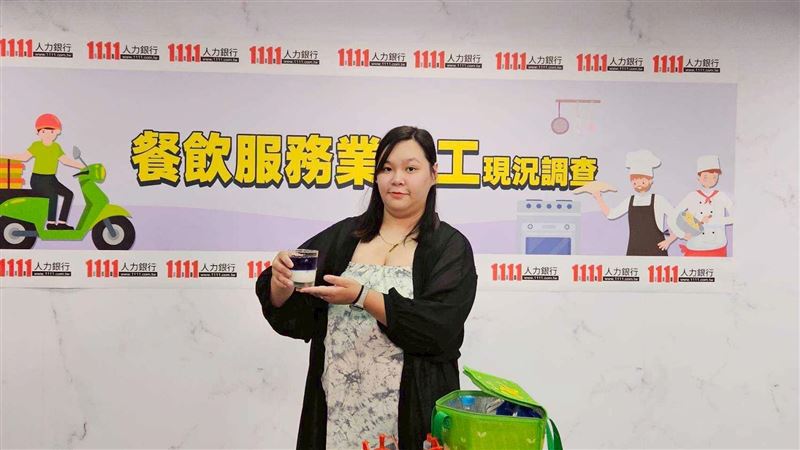 楊小姐15歲進入餐飲業打工,靠著熱情與拚勁,一路從外場熬成高收入熟手,她從速食店、餐酒館做到月子中心,靠主動學習與輪班津貼,月收曾飆上8萬元,靠努力工作、節省開支,她曾一個月存下6萬元,如今立下開咖啡廳的夢想。(圖/1111人力銀行提供)