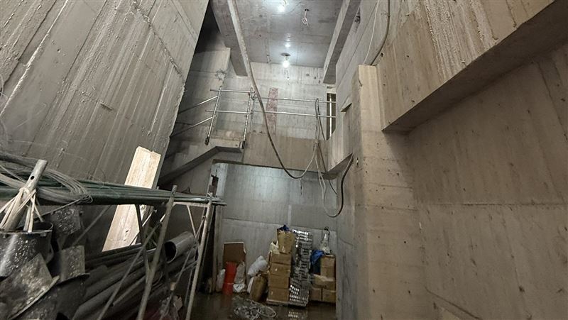 范男不慎從高空墜落，所幸並無大礙。（圖／翻攝畫面）