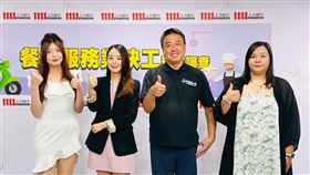 餐飲業低薪缺工，早已是存在已久，而且似乎很難改變的結構性問題，再繼續缺工下去，餐廳一家一家關門，最後，大家真的只能「在家吃自己」，1111人力銀行調查揭露，68.3%餐飲業者苦喊缺工，外場與內場職缺最難補足，正職餐飲員工平均月薪僅34,830元，近9成薪資未達4萬元，低薪結構難吸引新血。（圖／1111人力銀行提供） 