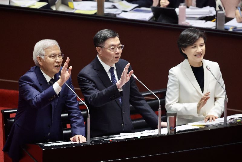 行政院長卓榮泰（中）、副院長鄭麗君（右）、中央銀行總裁楊金龍（左）25日在立法院答詢時，一同否認匯率急升與台美關稅談判有關係。（圖／中央社）