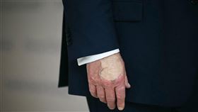 川普的手背塗上厚厚的粉底液。（圖／翻攝自X平台 @atrupar）