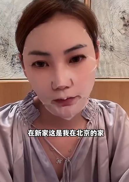 Mandy敷面膜和網友互動。（圖／翻攝自微博）