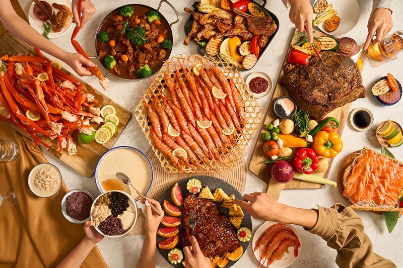 台北國泰MJ Kitchen即日起至11月15日推出「肉食主義」全新主題菜色,饕客能大啖南洋金沙酥香腱骨排、鵪鶉醬香嫩牛肉等超過10道海陸頂級肉品與鮮味食材。(圖/飯店旅宿業者提供)