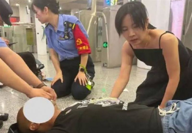 女護理師擔心影響急救，忍痛咬掉手上的10個美甲片。(圖 ／翻攝自南都N視頻)