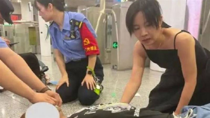 旅客癲癇發作！女護理師忍痛咬掉美甲急救