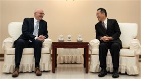 AIT處長谷立言（左）上週與國防部長顧立雄（右）會面，有討論國防議題（圖／翻攝自美國在台協會 AIT臉書）