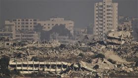 以色列25日繼續轟加薩，北部成廢墟一片。（圖／美聯社／達志影像）