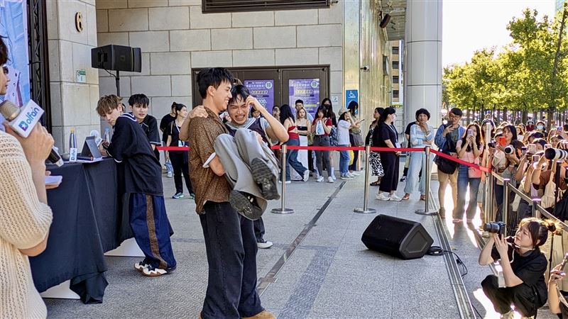 峻瑋輕鬆將水豐公主抱，展現當兵養成的體力與好身材。（圖／So-net提供）
