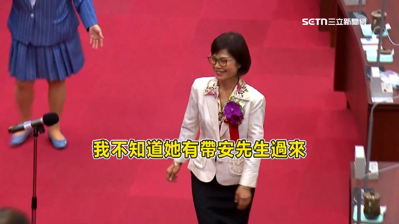 告白被拒絕，請高雄市議長曾麗燕陪他找女老師，再度表達愛意。&nbsp;