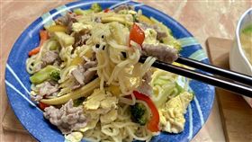 網友PO網分享，媽媽的神料理，把湯麵變炒麵。（圖／翻攝自我愛全聯-好物老實説臉書）