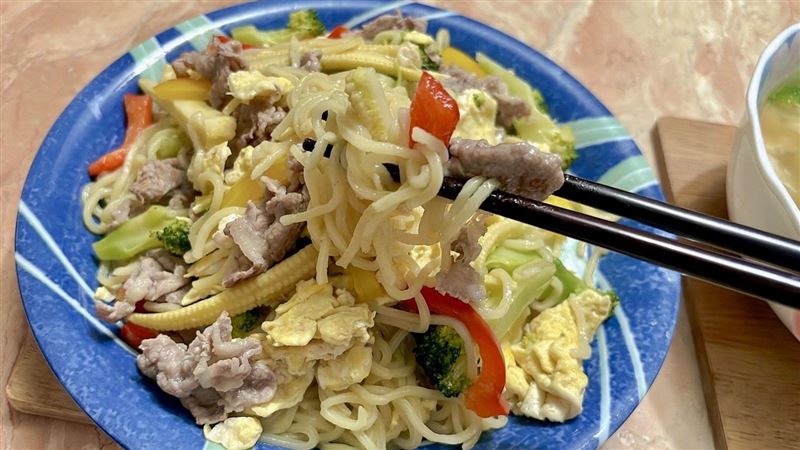 網友PO網分享，媽媽的神料理，把湯麵變炒麵。（圖／翻攝自我愛全聯-好物老實説臉書）