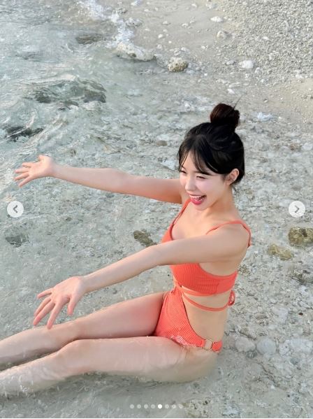 李多慧連身泳衣側邊挖大洞剪裁，也將0小腹的完美纖腰大方分享給粉絲欣賞。（圖／翻攝自李多慧IG）