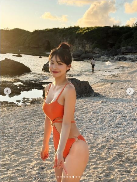 李多慧身穿橘色泳裝在海邊擺拍，少少的布料包不住美胸火辣身材，深邃事業線被一覽無遺。（圖／翻攝自李多慧IG）