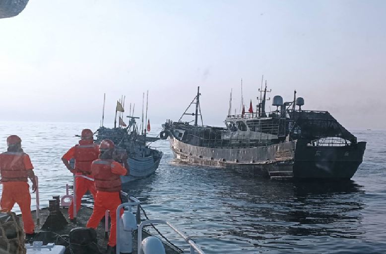 澎湖驚傳台灣漁船被中國漁船撞，海巡人員前往協助雙方民事和解。（圖／翻攝畫面）