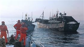 澎湖驚傳台灣漁船被中國漁船撞，海巡人員前往協助雙方民事和解。（圖／翻攝畫面）

