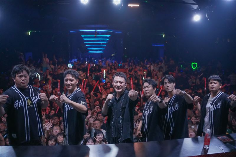 王識賢＋五虎齊聚合體現唱《夢啊望》。（圖／曼尼娛樂提供）