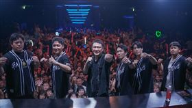 王識賢＋五虎齊聚合體現唱《夢啊望》。（圖／曼尼娛樂提供） 